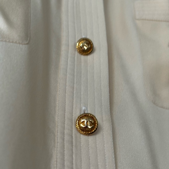 AUTHENTIC CHANEL Silk Blouse with Logo pocket and Chanel Button- Size 40 Cream - Picture 6 of 7